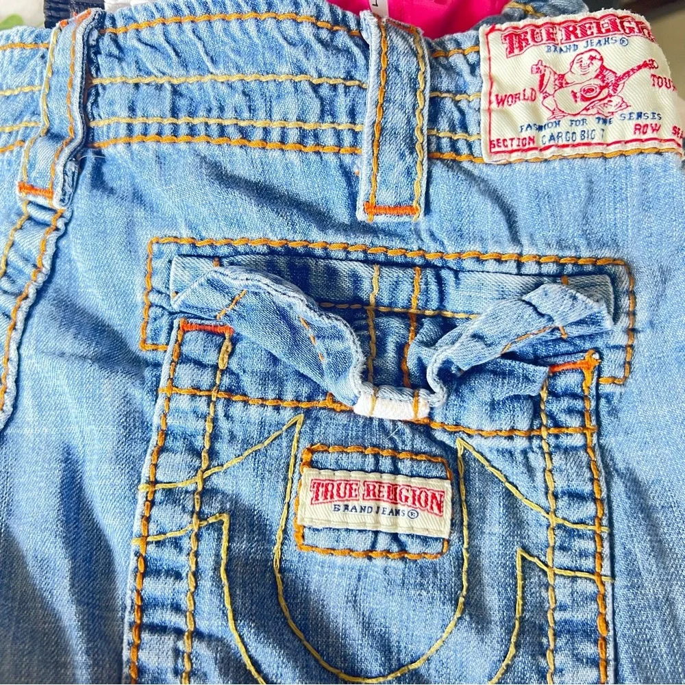 True Religion cargo crop big T size 27 shorts long